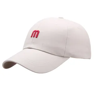 Casquette de baseball en coton crème minimaliste avec lettre M brodée en rouge
