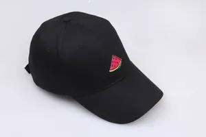 Berretto da baseball in cotone nero con ricamo anguria e visiera curva classica