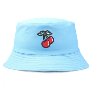 Bob en coton bleu clair avec broderie cerise rouge et bord protecteur contre le soleil
