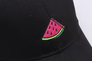 Berretto da baseball in cotone nero con ricamo anguria e trama in twill traspirante