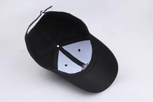 Dettaglio della struttura interna del cappellino nero con fibbia in metallo regolabile