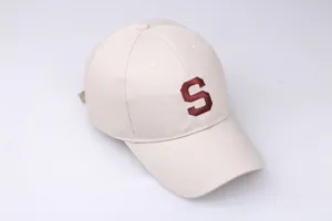 Casquette de baseball beige avec broderie S bordeaux de style universitaire américain sobre