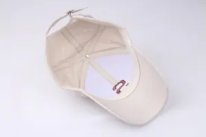 Vue intérieure de la casquette beige avec structure à 6 panneaux et boucle en métal réglable