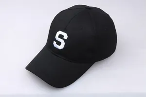 Vue latérale de casquette de baseball noire avec lettre S brodée et visière courbée