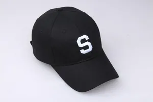 Gros plan de la broderie de la lettre S blanche sur une casquette de baseball noire