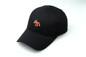Nahaufnahme der orangefarbenen Fuchstickerei auf schwarzer Baumwoll-Basecap