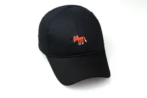 Detailaufnahme der Fuchs-Stickerei auf hochwertigem schwarzen Baumwoll-Baseballcap