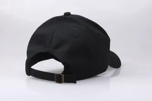 Détail de l'arrière de la casquette noire avec sangle réglable et boucle en métal
