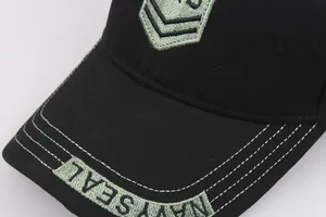 Λεπτομέρεια του κεντήματος 'NAVY SEAL' στο γείσο ενός μαύρου βαμβακερού καπέλου τζόκεϊ