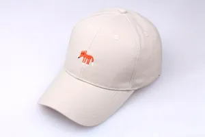 Detail einer beigen Baumwoll-Basecap mit orangefarbener Fuchs-Stickerei und feiner Naht