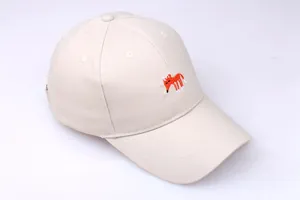 Detailansicht der Baumwoll-Baseballkappe mit orangefarbener Fuchsstickerei auf cremefarben