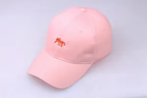 Detailaufnahme der rosa Baumwoll-Baseballkappe mit orange-weißer Fuchs-Kopf-Stickerei
