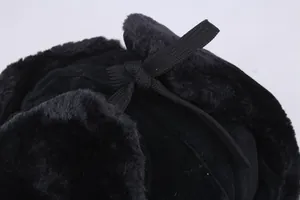 Chapka d'hiver noire en suédine avec fourrure synthétique et attaches sur le dessus
