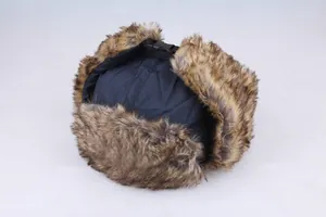 Detail der wasserdichten Stepp-Ushanka mit warmem Kunstfellfutter und Schnallenriemen