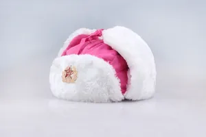 Gros plan d'une chapka rose en fausse fourrure blanche avec emblème soviétique