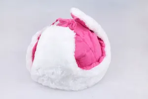 Détail du chapeau trappeur rose avec doublure en fausse fourrure blanche et cache-oreilles