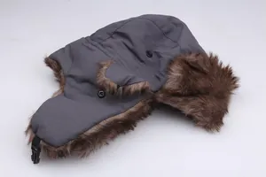Detail der wasserdichten Uschanka-Wintermütze mit braunem Kunstfellfutter und verstellbarem Gurt