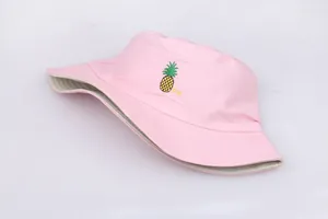 Primer plano de sombrero bucket de algodón rosa con bordado de piña y costuras finas