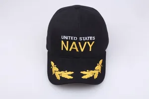 Detail van United States Navy borduurwerk en eikenbladeren op zwarte honkbalpet