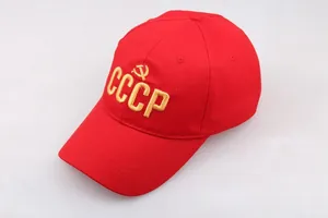 Detailopname van gouden CCCP-borduurwerk met hamer en sikkel op rode katoenen pet