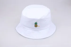 Primer plano de sombrero de pescador blanco en algodón con bordado de piña y Pin
