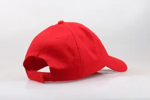Klassieke rode katoenen baseballpet met klittenbandsluiting en zes-panel structuur