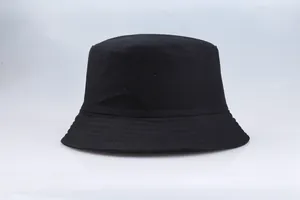 Κοντινό πλάνο μαύρου βαμβακερού καπέλου bucket με παράλληλες ραφές στο γείσο