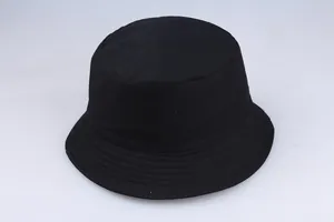 Λεπτομέρεια μαύρου βαμβακερού καπέλου bucket με παράλληλες ραφές στο γείσο