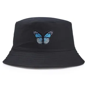 Cappello a secchiello nero classico con ricamo a farfalla blu e tesa con impunture