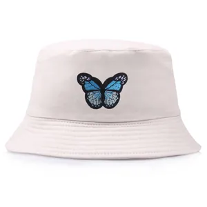 Cappello a secchiello beige minimalista con ricamo di farfalla blu in cotone di qualità