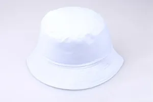 Λεπτομέρεια από λευκό βαμβακερό καπέλο bucket με ενισχυμένες ραφές στο γείσο