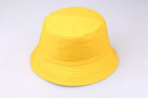 Λεπτομερής λήψη του κίτρινου καπέλου bucket με ενισχυμένες ραφές στο γείσο