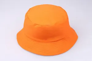 Λεπτομέρεια από πορτοκαλί καπέλο bucket με παράλληλες ραφές στο ενισχυμένο γείσο