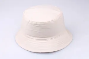Λεπτομερής προβολή του βαμβακερού καπέλου bucket με πολλαπλές ραφές στο γείσο σε εκρού χρώμα