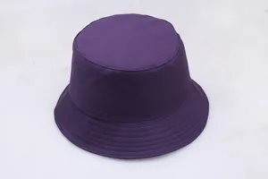 Κάτοψη σκούρου μωβ βαμβακερού καπέλου bucket με λεπτομέρειες ραφής στο γείσο