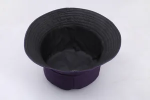 Λεπτομέρεια βαμβακερού καπέλου bucket με μαύρη εσωτερική φόδρα και ραφές στο γείσο