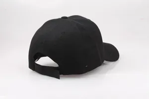 Detailansicht des verstellbaren Klettverschlusses an einer schwarzen Baseballkappe