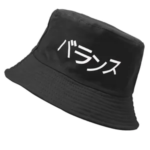 Bob unisexe en coton noir avec impression japonaise blanche et bord cousu de précision