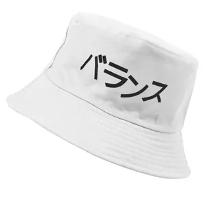Bob en coton blanc avec inscription japonaise noire en katakana sur un fond blanc épuré