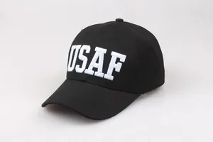 Detailansicht der weißen USAF Stickerei auf einer schwarzen taktischen Baseballkappe
