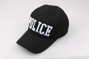 Detailansicht der weißen POLICE-Stickerei auf einer schwarzen taktischen Baseballkappe