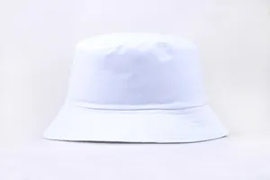 Λεπτομέρεια λευκού βαμβακερού καπέλου bucket με ενισχυμένες ραφές στο φαρδύ γείσο του