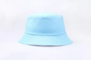 Λεπτομέρεια από γαλάζιο βαμβακερό καπέλο bucket με ενισχυμένες ραφές στο γείσο