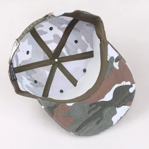 Vista interna de la gorra de béisbol hip hop camuflaje con costuras limpias y soporte