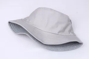 Λεπτομέρεια από γκρι βαμβακερό καπέλο bucket με ραφές στο ενισχυμένο γείσο του