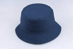 Λεπτομέρεια από βαμβακερό καπέλο bucket σε ναυτικό μπλε με παράλληλες ραφές