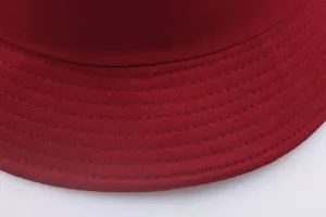 Λεπτομέρεια από μπορντό βαμβακερό καπέλο bucket με ραφές υψηλής ποιότητας