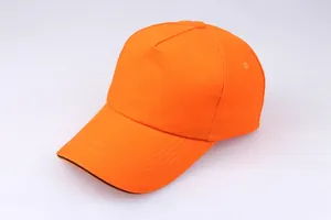 Detail einer orangen 5-Panel Baumwoll-Baseballkappe mit Ziernähten und Stoffstruktur