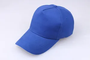 Detailansicht der königsblauen Baumwoll-Baseballkappe mit flacher Front und gebogenem Schirm