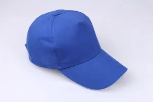 Detailansicht einer rein blauen 5-Panel-Baumwoll-Baseballkappe mit gebogenem Schirm